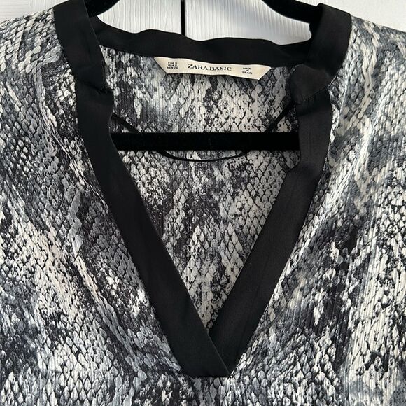 Zara Basic Women’s V Neck Snakeskin Black & Grey Blouse - Picture 2 of 7